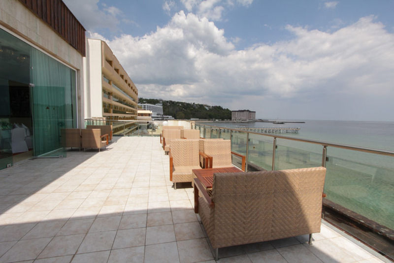 Marina Hotel, Sunny Day Warna