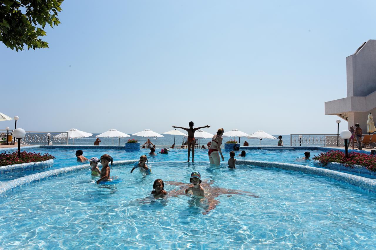 Marina Hotel, Sunny Day Warna